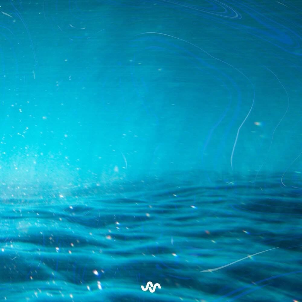 Image abstraite avec des nuances de bleu et des lignes fluides.